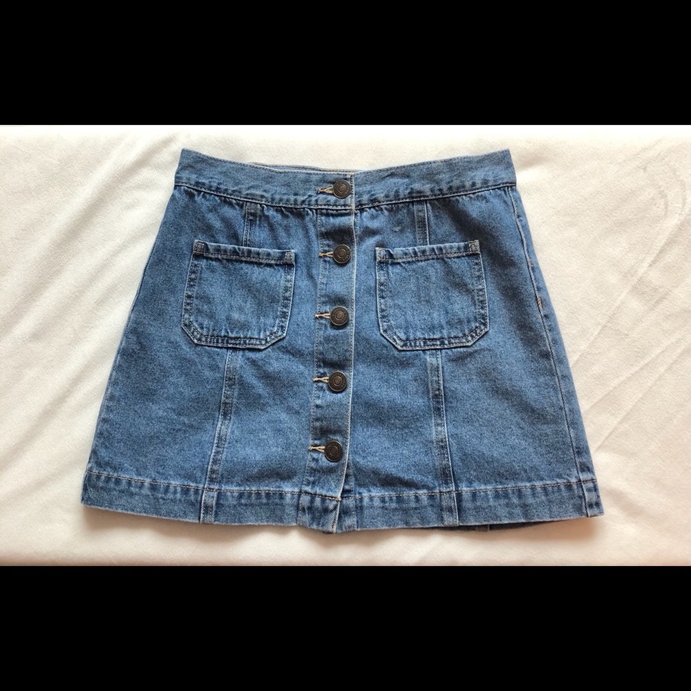 Super cute never worn button down Jean skirt!!